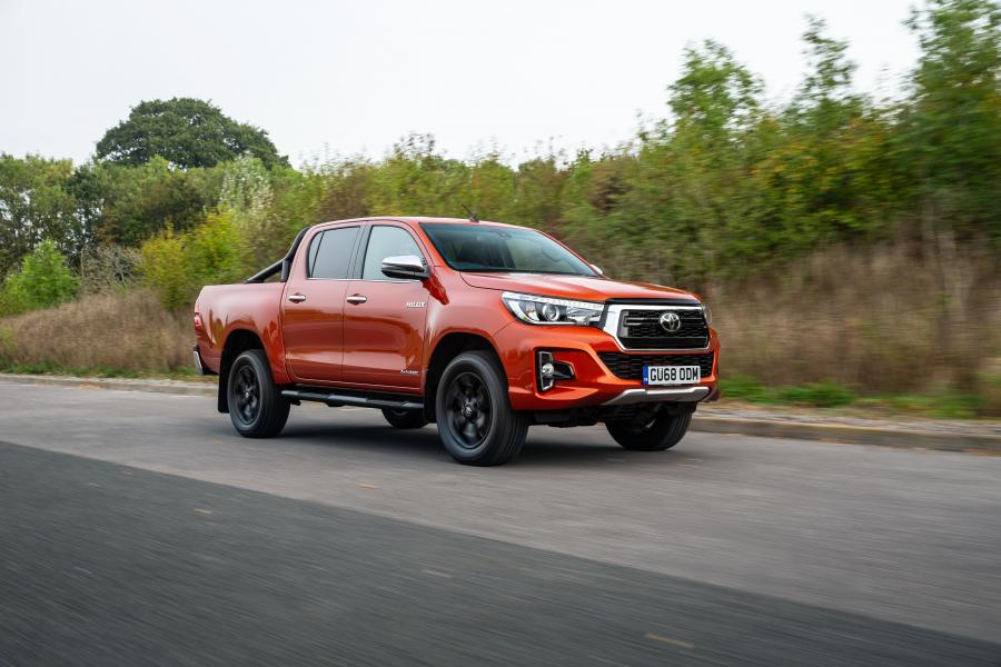  Toyota Hilux Invincible X Double Cab 2018 года  (UK) (фото 26 из 40)
